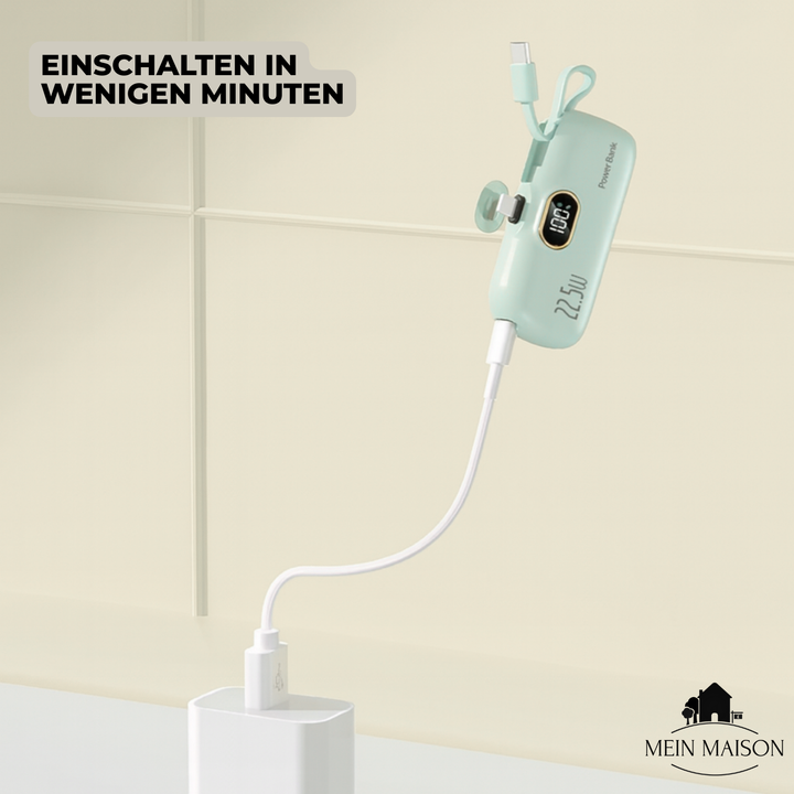 VoltZip Mini Powerbank lädt ein Smartphone schnell auf; perfekte Energie für unterwegs und Reisen.