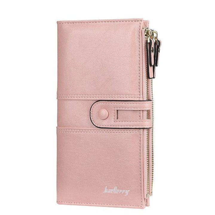 Lange Damen Geldbörse in einer Hand gehalten; zeigt Größe und elegantes Accessoire für unterwegs.