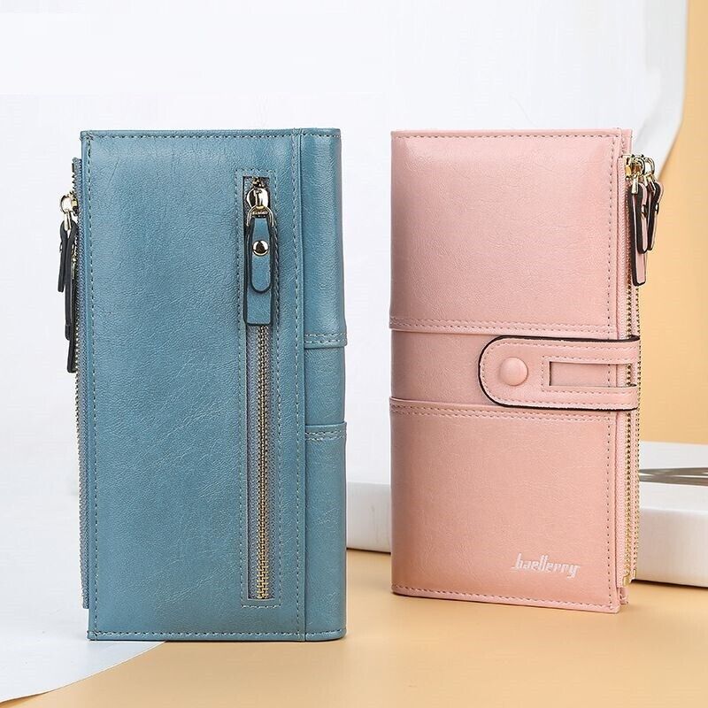 Lange Damen Geldbörse neben einem Smartphone; modisches Accessoire für den Alltag jeder Frau.