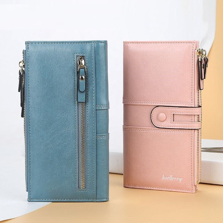 Lange Damen Geldbörse neben einem Smartphone; modisches Accessoire für den Alltag jeder Frau.