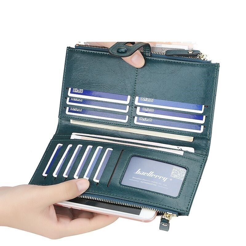 Elegante lange Damen Geldbörse auf einem Tisch, bereit für den Einsatz; stilvolles Portemonnaie.