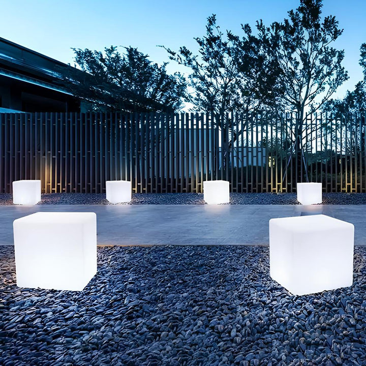 Würfel LED Gartenlampe mit 16 Farben für stimmungsvolle Outdoor-Beleuchtung.