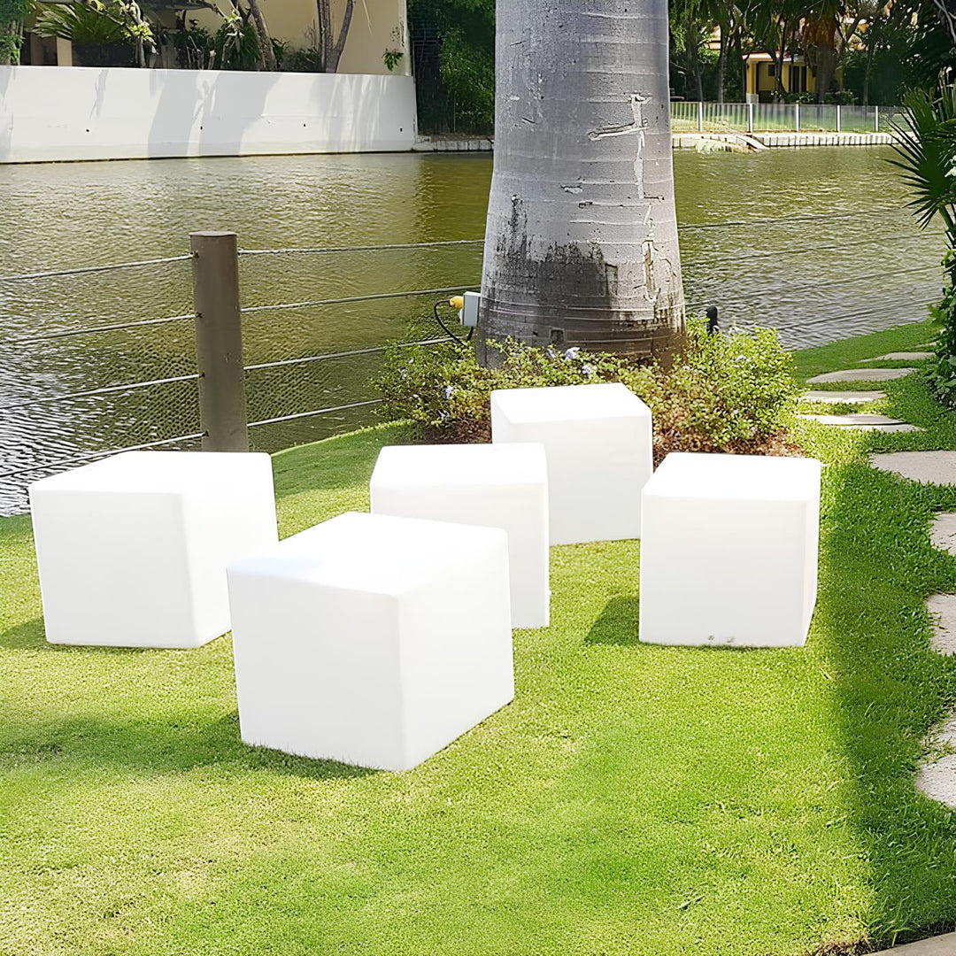 Moderne Würfel LED Gartenleuchte, 16 Farben RGB für ein besonderes Outdoor-Ambiente.