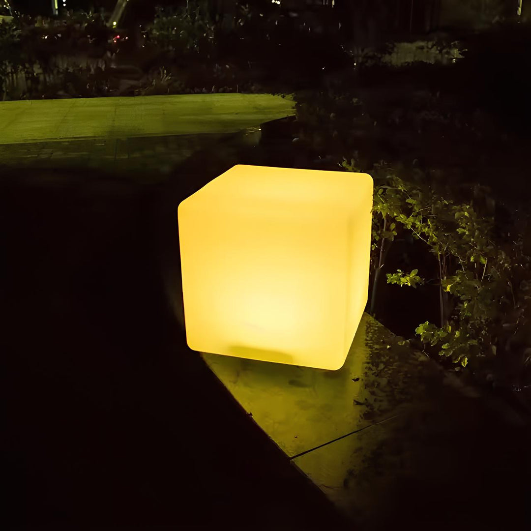 Design-Würfellampe mit LED-Technik, 16 Farben. Ideal als Outdoor-Dekoration.