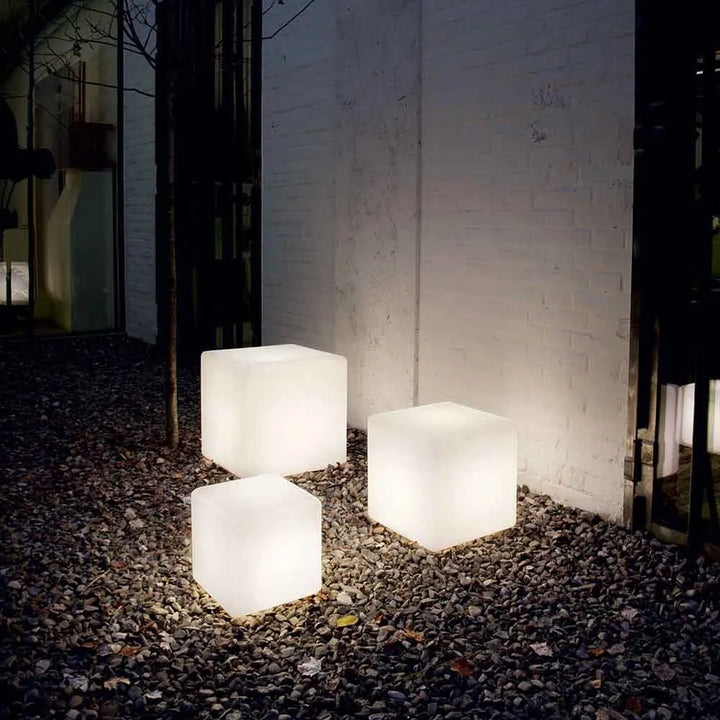 Moderne Würfellampe als LED Dekoleuchte, kabellos & wetterfest für Garten & Terrasse.