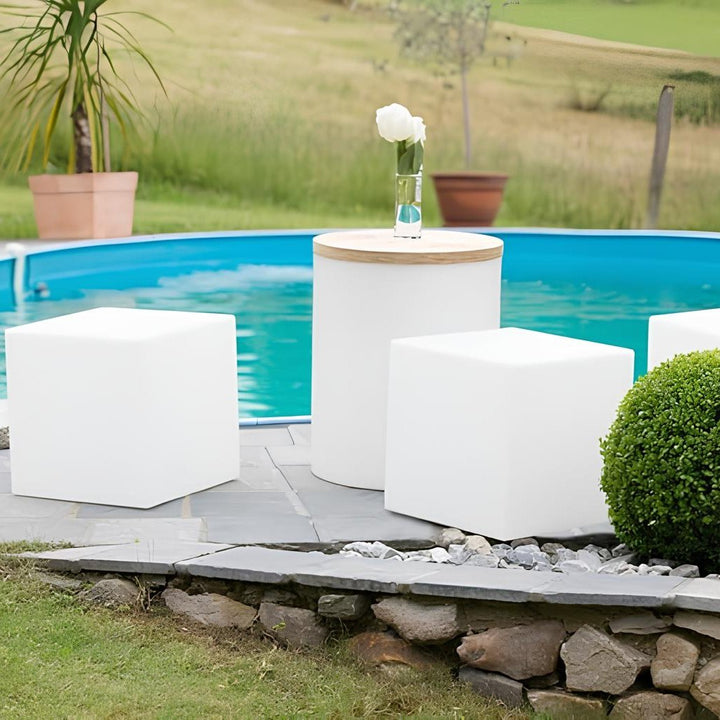 Kabellose RGB Würfel LED Gartenlampe, robust & wetterfest für Außenbereiche.