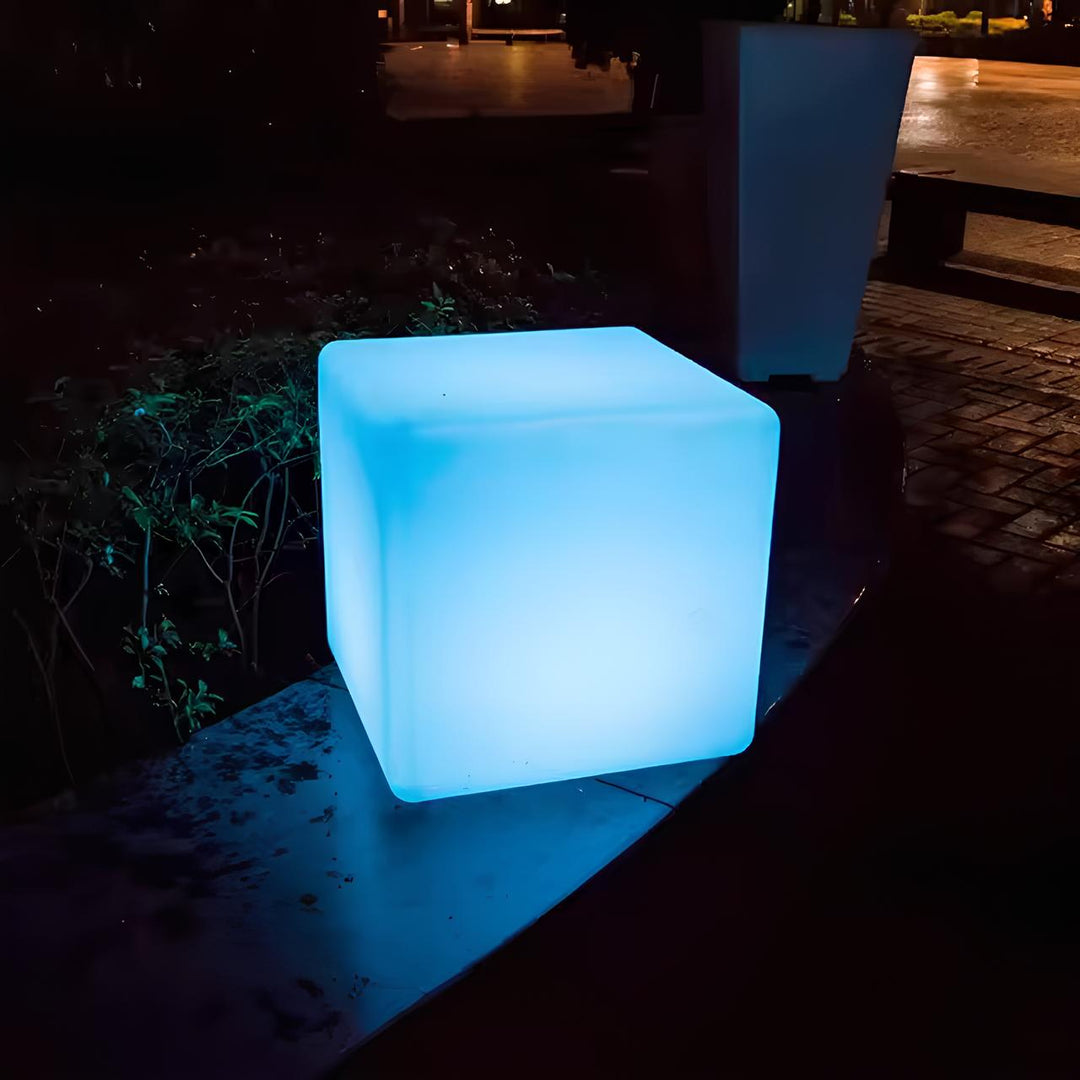 Dekorative LED-Gartenlampe in Würfelform, 16 Farben für individuelle Lichtakzente.