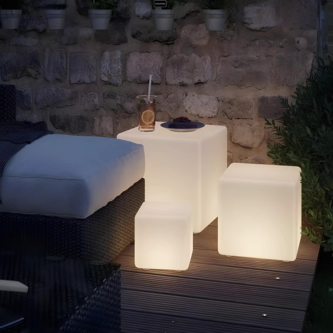 Wetterfeste Würfel LED-Lampe, kabellos & vielseitig einsetzbar als Garten- & Terrassenlicht.