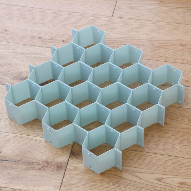 Modulares Waben-System für Schubladen; anpassbare Fächer für individuelle Organisation im Kleiderschrank.