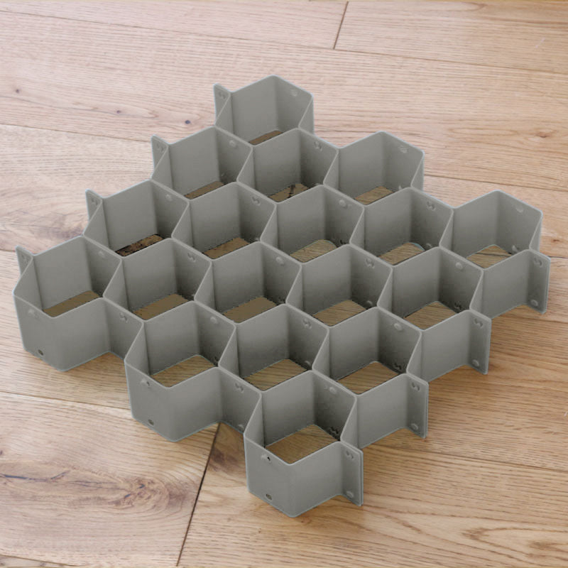 Effektiver Schubladen-Organizer mit Wabenstruktur; ideal für perfekte Ordnung im gesamten Haushalt und Büro.