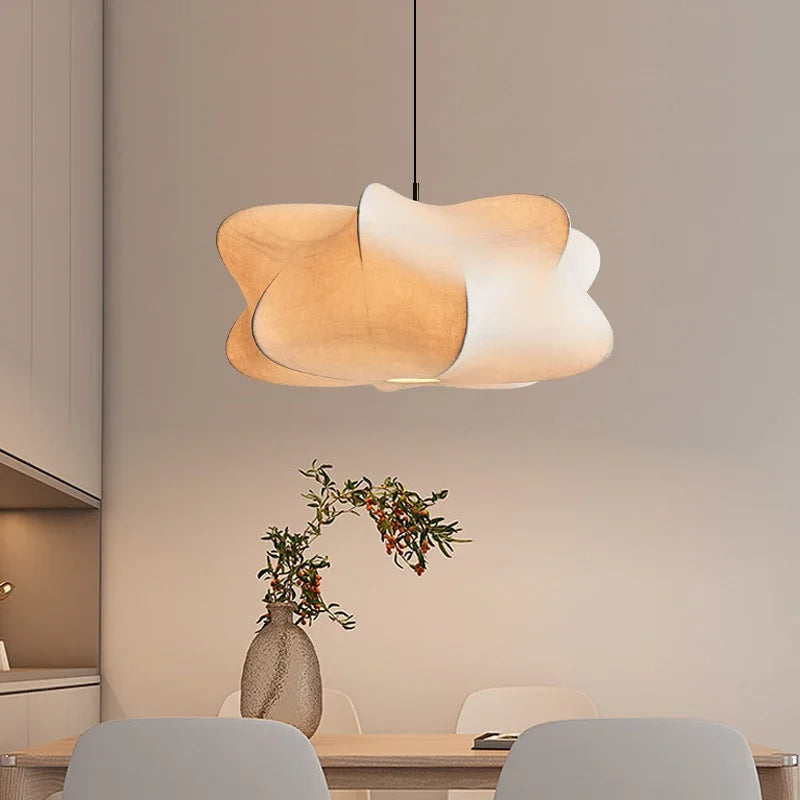 Wabi-Sabi Hängelampe Sana aus japanischer Seide für beruhigende Beleuchtung im Wohnzimmer.