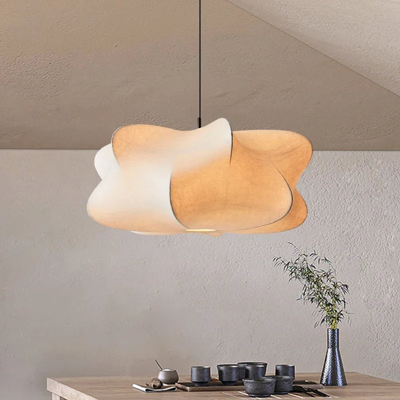 Stimmungsvolle Wabi-Sabi Hängelampe Sana, minimalistische Innenleuchte aus Seide im japanischen Stil.