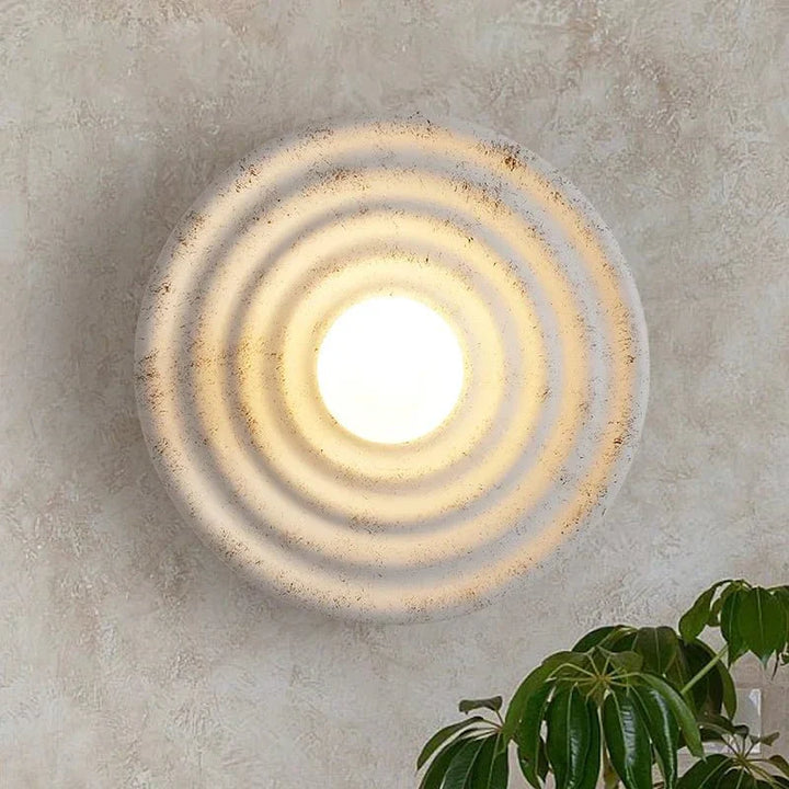 Wabi-Sabi Keramik LED Wandlampe mit natürlicher Textur; ideal für minimalistische Innenbeleuchtung & Ambiente.