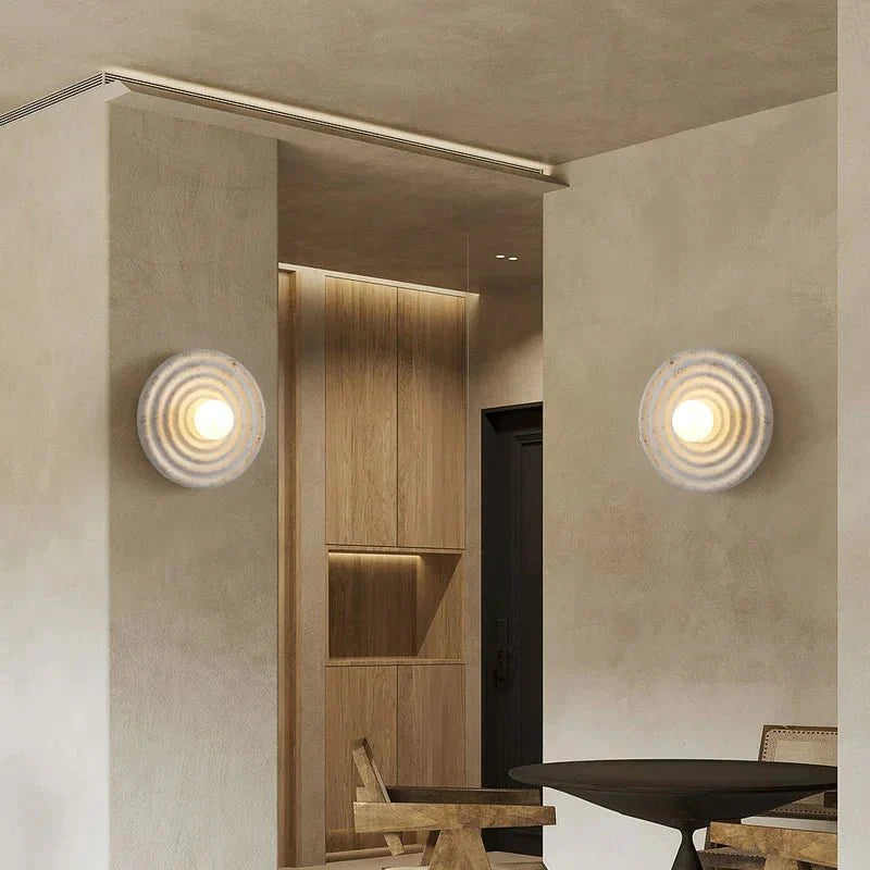 Elegante Wabi-Sabi Designlampe aus Keramik; minimalistische Wandleuchte für natürliche, ruhige Raumgestaltung.