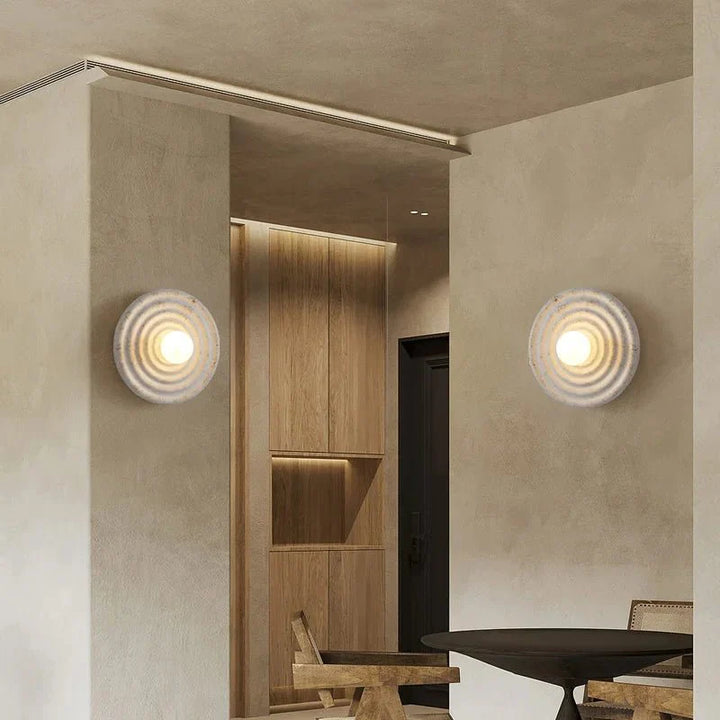 Elegante Wabi-Sabi Designlampe aus Keramik; minimalistische Wandleuchte für natürliche, ruhige Raumgestaltung.