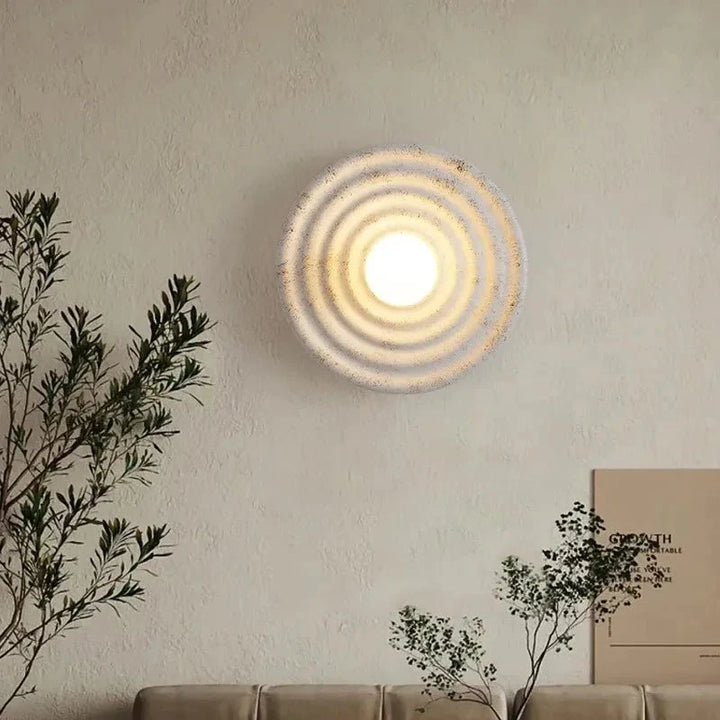 Keramik Wandlampe mit integrierter LED-Beleuchtung; schafft ein warmes Ambiente im Wohnzimmer und Schlafzimmer.