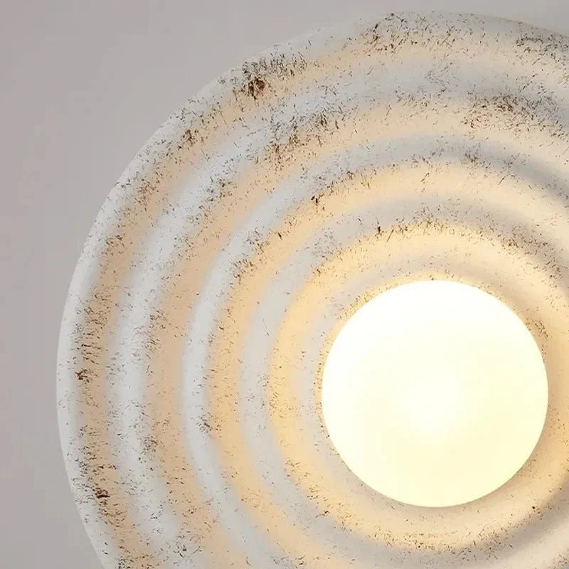 Handgefertigte Wabi-Sabi Keramik-Wandlampe mit einzigartiger Oberfläche; weiches LED-Licht für entspannte Räume.