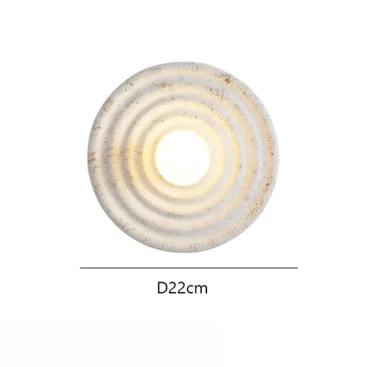 Stilvolle Wabi-Sabi Keramik LED-Wandleuchte; hochwertige Innenbeleuchtung als Akzent in modernen Wohnräumen.