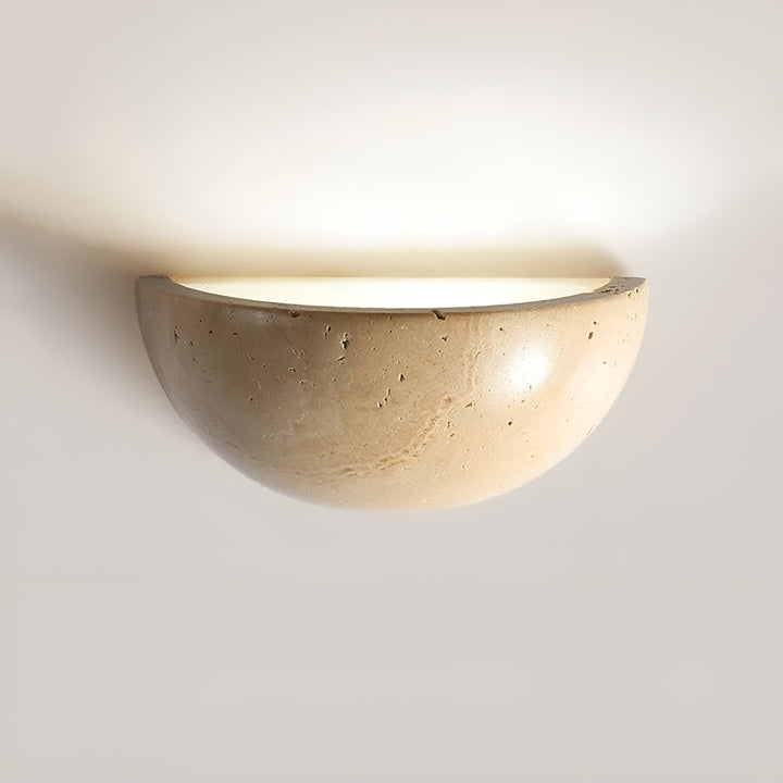 Wabi-Sabi LED Wandleuchte Halbkreis für harmonisches Ambiente im Wohnzimmer.
