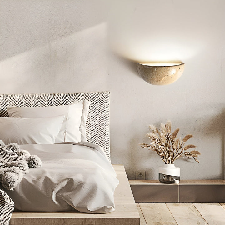Elegante Wabi-Sabi Halbkreis LED Wandleuchte in minimalistischem Design, ideal für sanfte Schlafzimmer Beleuchtung.