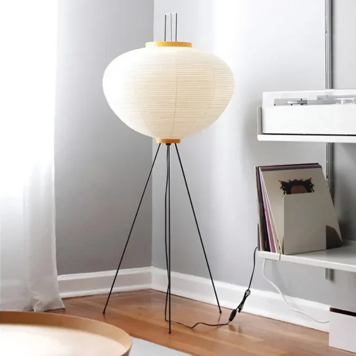 Wabi-Sabi Reispapier Stehlampe: Sanftes, diffuses Licht für gemütliche Wohnzimmer- oder Schlafzimmer-Atmosphäre.