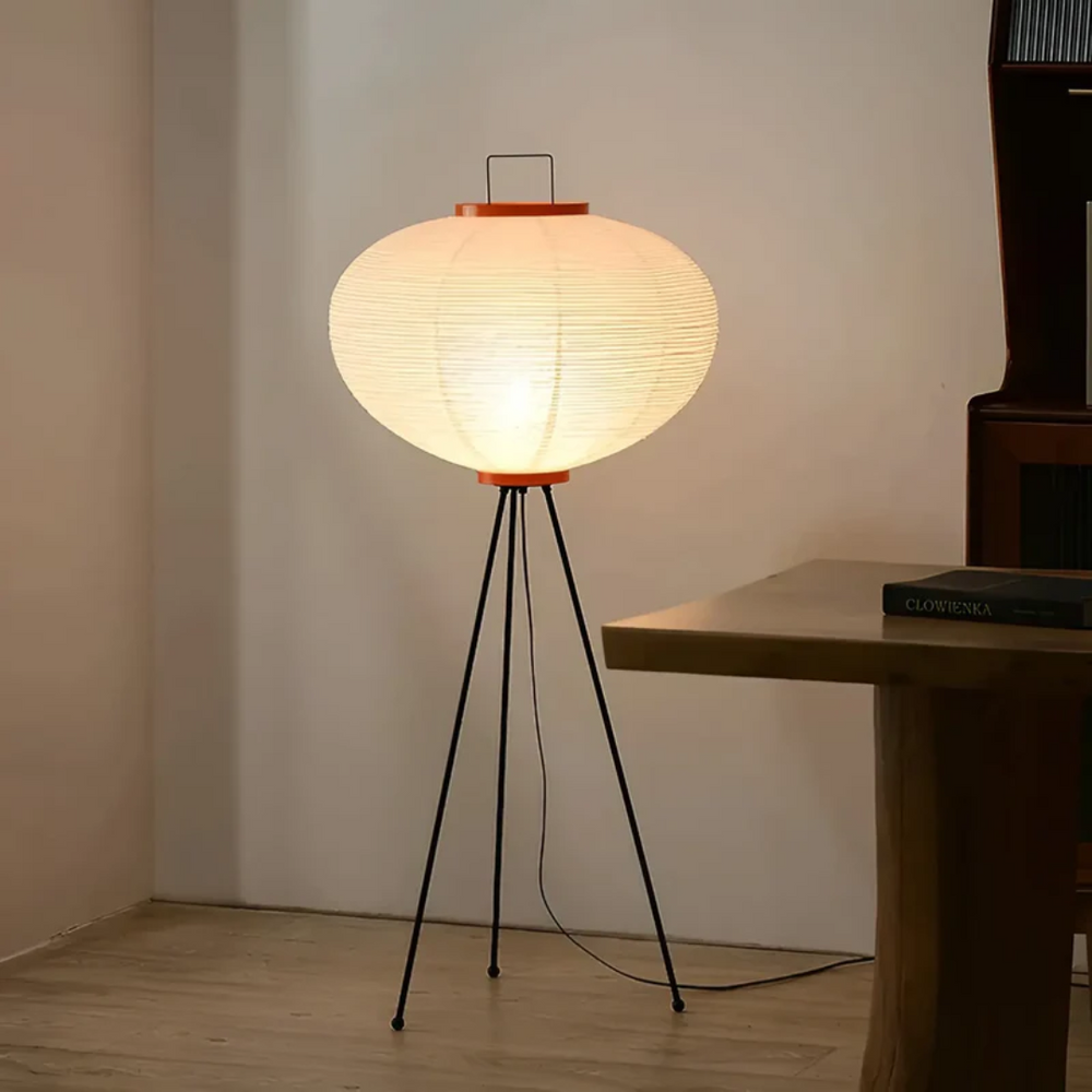 Japanische Reispapier Stehlampe im Wabi-Sabi-Stil. Minimalistische LED-Innenbeleuchtung für modernes Wohnen.