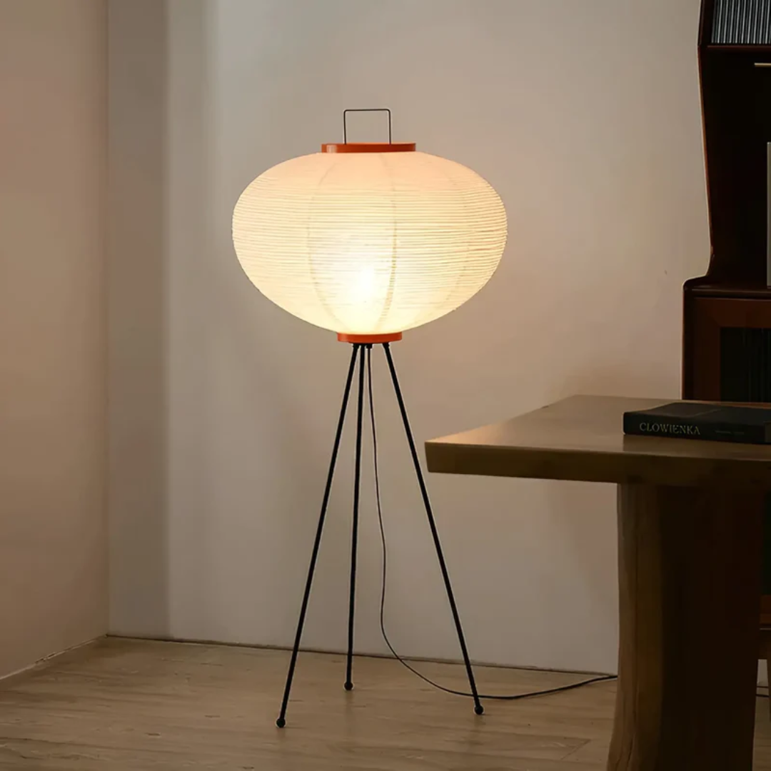 Japanische Reispapier Stehlampe im Wabi-Sabi-Stil. Minimalistische LED-Innenbeleuchtung für modernes Wohnen.