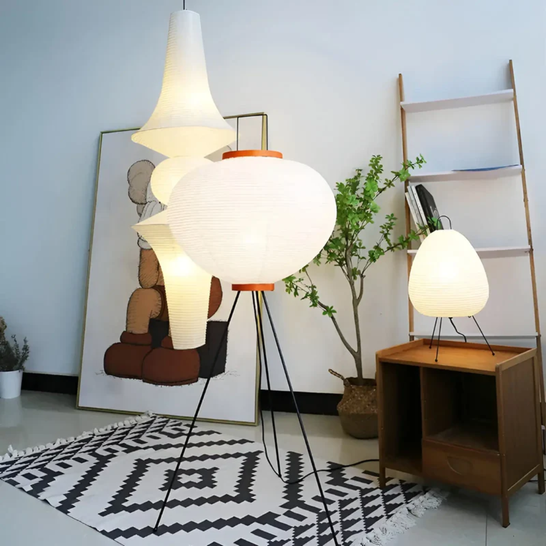 Elegante Wabi-Sabi Stehlampe aus Reispapier. Schafft warmes, gemütliches Ambientelicht für Entspannung.