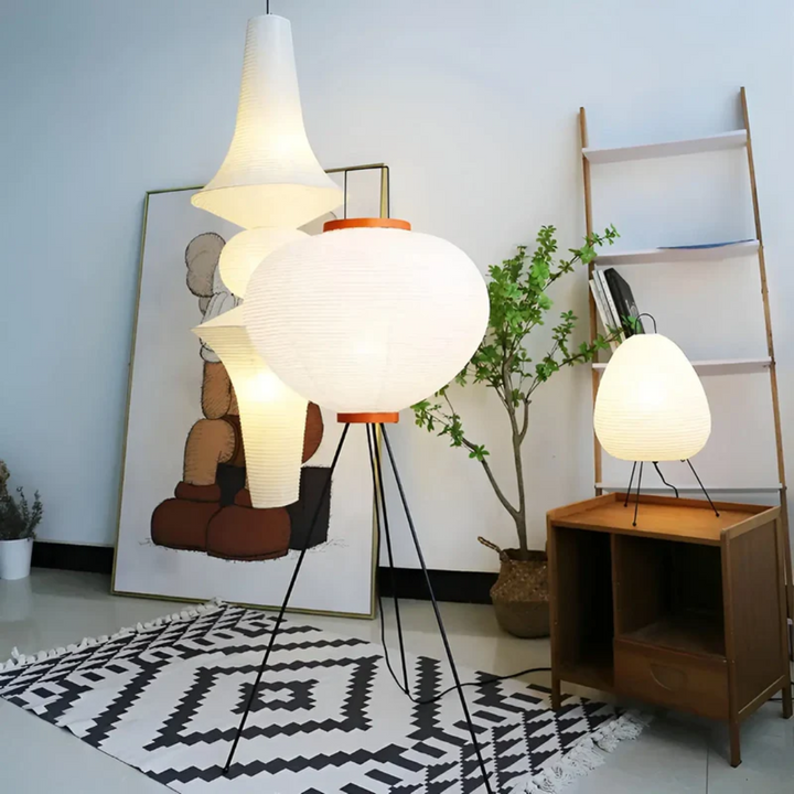 Elegante Wabi-Sabi Stehlampe aus Reispapier. Schafft warmes, gemütliches Ambientelicht für Entspannung.