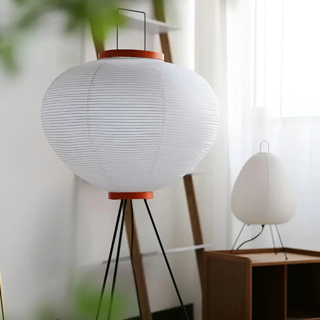 Zeitlose Design-Stehlampe aus Reispapier. Perfekte Wohnzimmerlampe oder Schlafzimmerlampe im japanischen Stil.