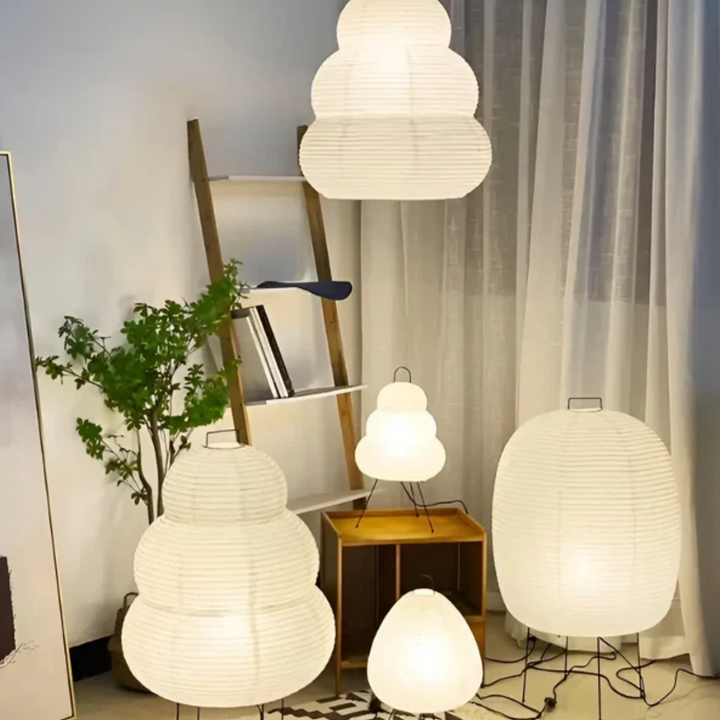 Minimalistische Reispapier Stehlampe, die sanftes, blendfreies Licht ausstrahlt. Ideale LED-Innenbeleuchtung.