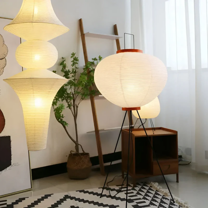 Authentische Wabi-Sabi Reispapierlampe. Eine stilvolle Dekoration und funktionale Stehlampe für Ihr Zuhause.