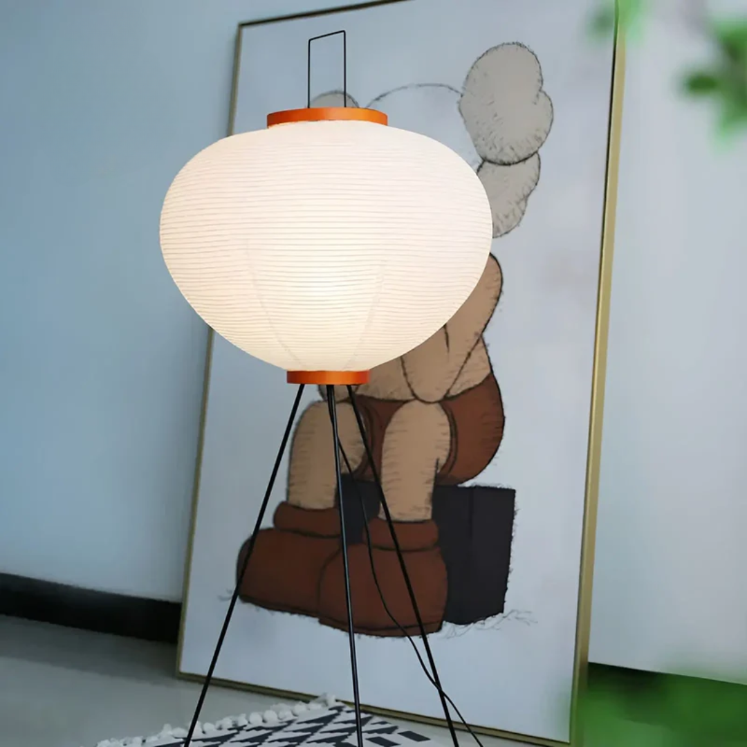 Ästhetische Reispapier Stehlampe im japanischen Wabi-Sabi Design. Bringt Ruhe und sanftes Licht in jeden Raum.