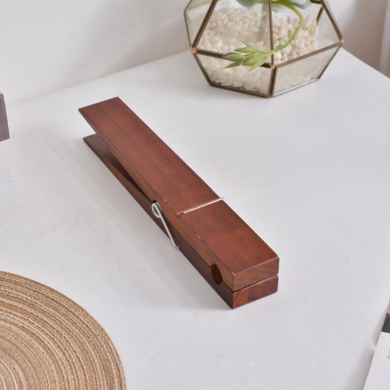 Funktionaler Holz-Wandhalter im Wäscheklammer-Design für Handtuch-Aufbewahrung.
