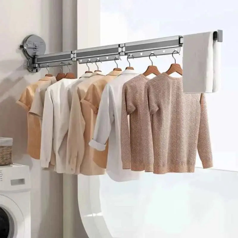 Ausgeklappter Wand-Wäschetrockner mit aufgehängter Wäsche, platzsparend im Badezimmer ohne Bohren.