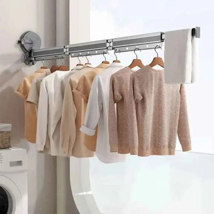 Ausgeklappter Wand-Wäschetrockner mit aufgehängter Wäsche, platzsparend im Badezimmer ohne Bohren.