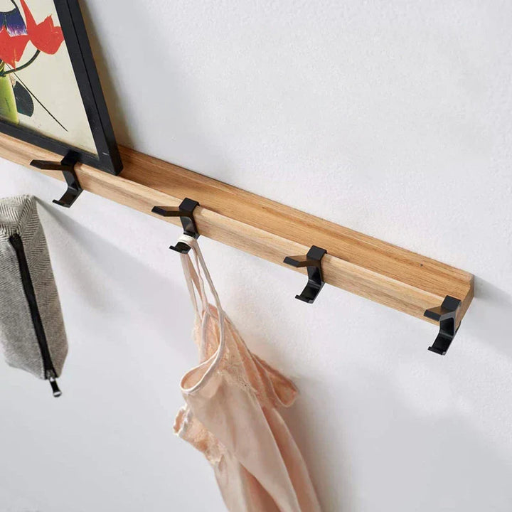 Skandinavische Garderobe mit flexiblen Hakenleisten für Jacken & Mäntel, ideal zur Wandmontage.