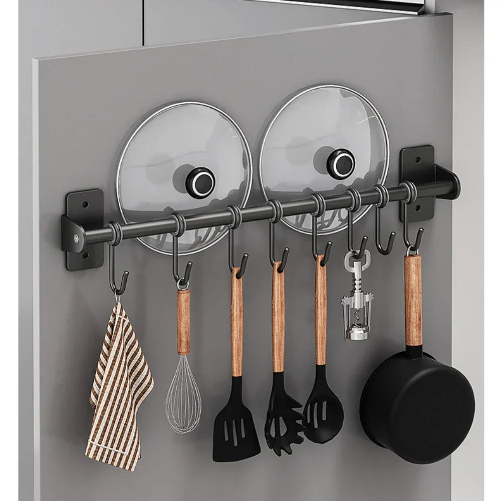 Modernes schwarzes Wandhakenregal aus Stahl. Stilvoller Küchenorganizer für Aufbewahrung und Ordnung.