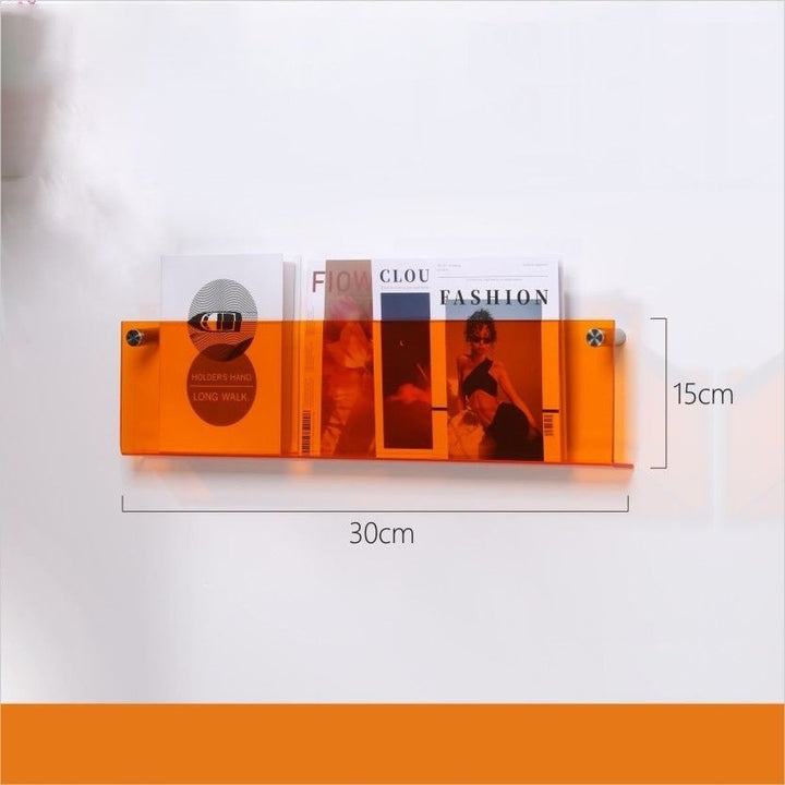 Wandmontierter, transparenter Acryl Zeitschriftenhalter für schwebende Optik im modernen Wohnzimmer.
