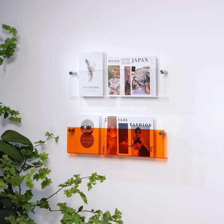 Stilvolles Acryl Wandregal, transparent und orange. Modernes Zeitschriftenregal zur Aufbewahrung im Wohnzimmer.