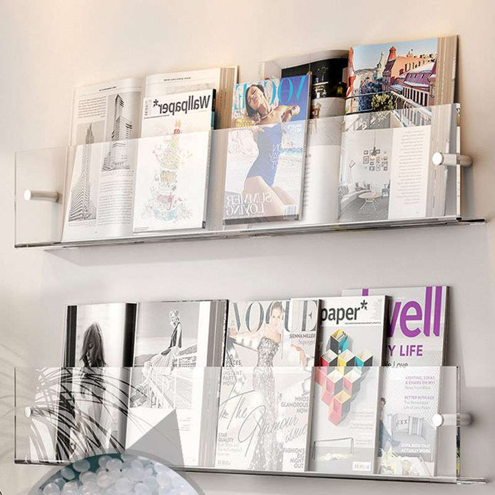 Transparentes Acrylregal für Zeitschriften, wandhängend in modernem Look. Perfekt für Büro & Deko.