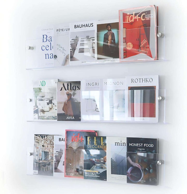 Schwebendes Acryl Wandregal für Zeitschriften, transparentes Design. Moderne Deko im Büro oder Flur.