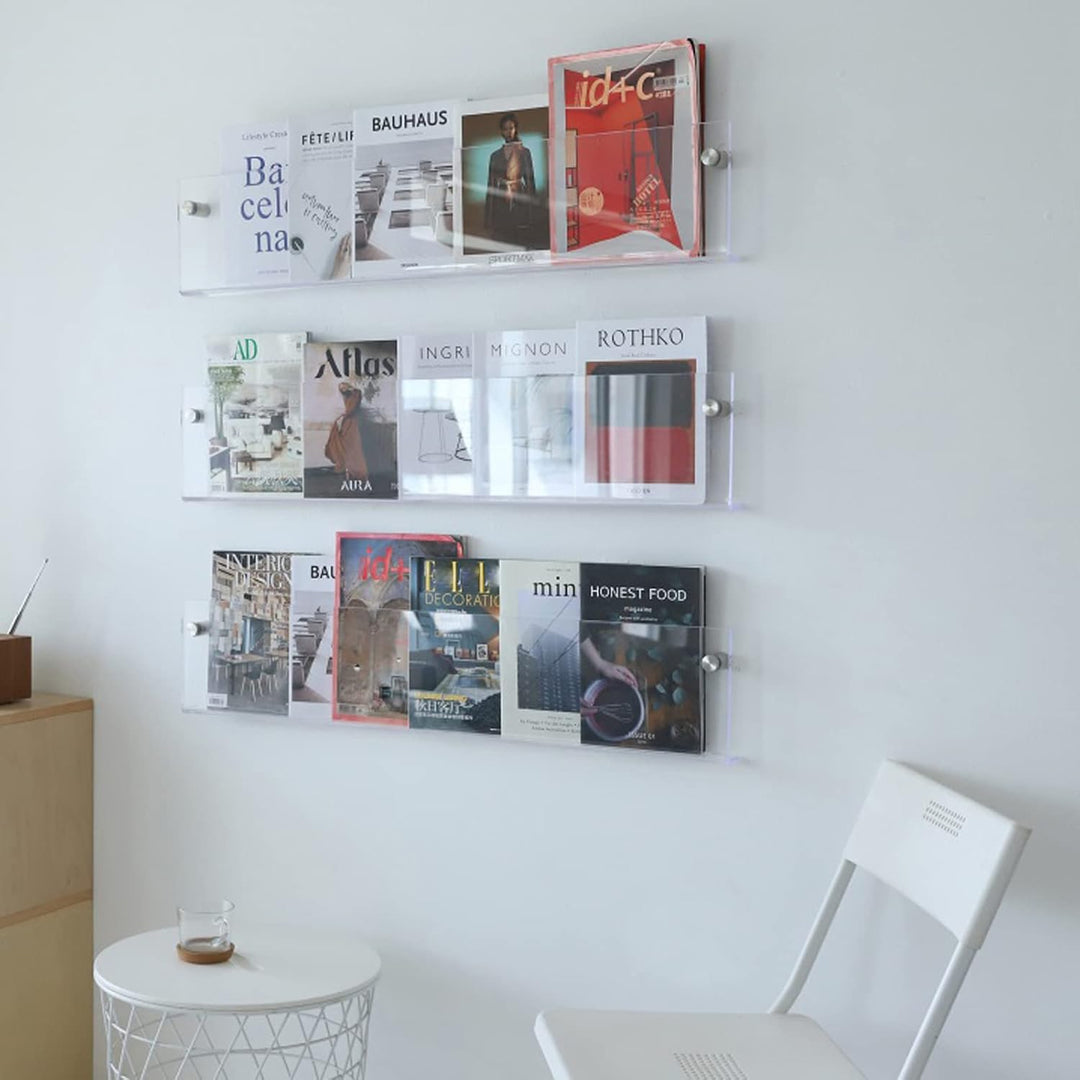 Elegantes Acrylregal, wandhängend & transparent. Modernes Zeitschriftenregal als Eye-Catcher im Wohnbereich.