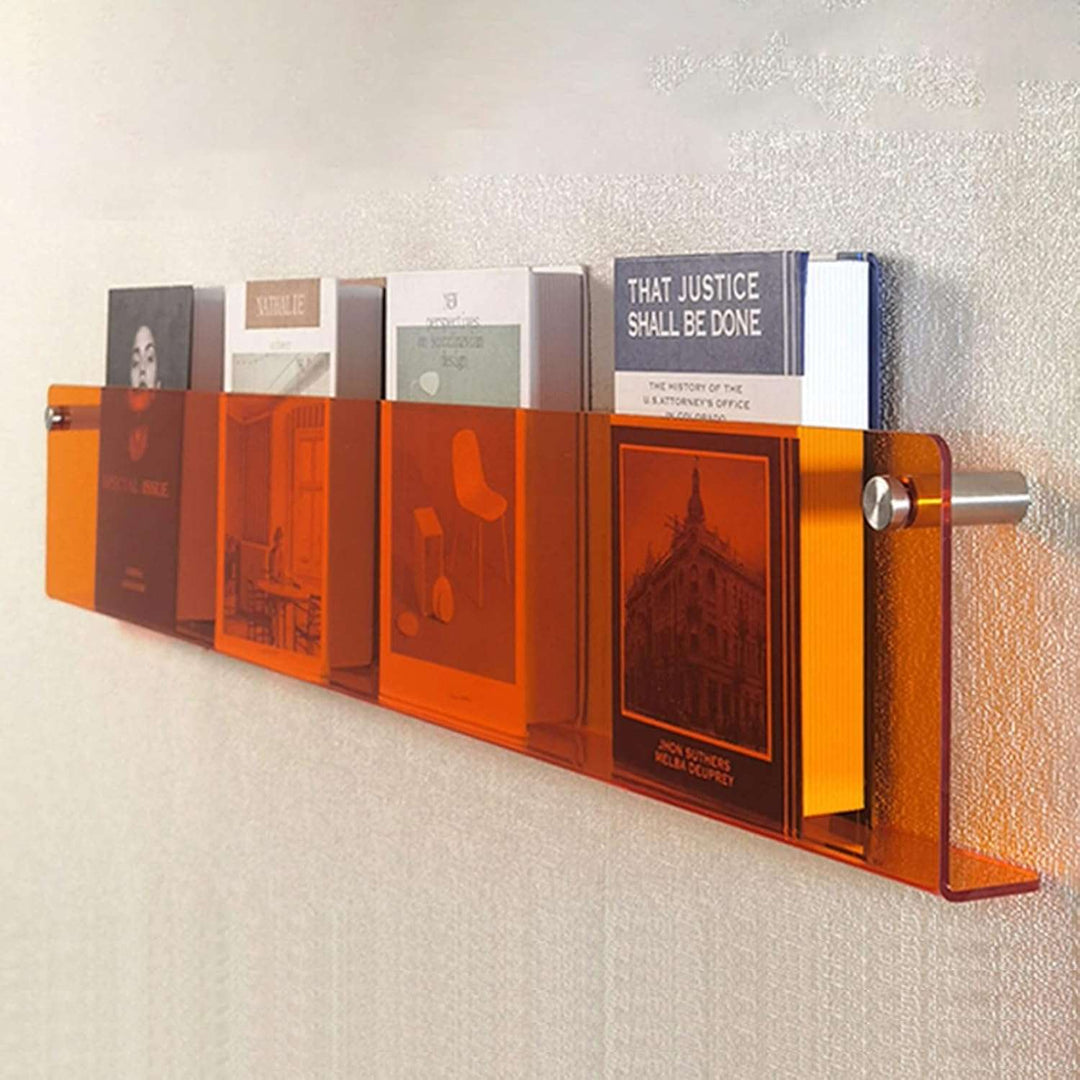 Transparentes Acryl Zeitschriftenregal, orange getönt. Modernes Wandregal für minimalistische Aufbewahrung.