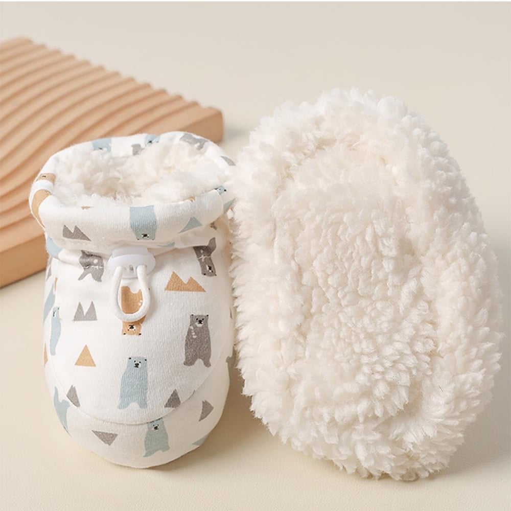 Gemütliche Babyschuhe mit flexibler Sohle und Kordelzug, halten Säuglingsfüße warm und sicher.