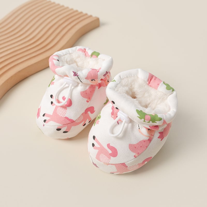 Einfach anzuziehende Winter-Booties für Babys mit Kordelzug. Halten Säuglingsfüße warm und sicher.