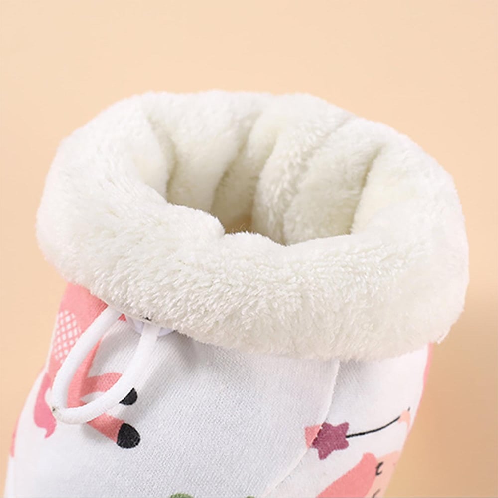 Gemütliche Baby-Fußwärmer mit rutschfester Sohle und Kordelzug. Ideale warme Schuhe für Säuglinge im Winter.