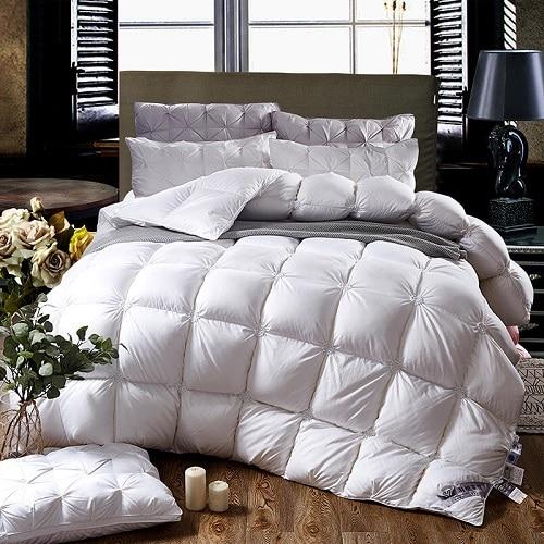 Warme Gänsedaunen Bettdecke für luxuriösen Winterschlafkomfort. Premium Daunendecke für Ihr Schlafzimmer.