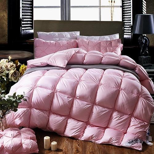Luxuriöse Gänsedaunen Bettdecke auf einem Bett. Garantiert wohlige Wärme und exzellenten Schlafkomfort.