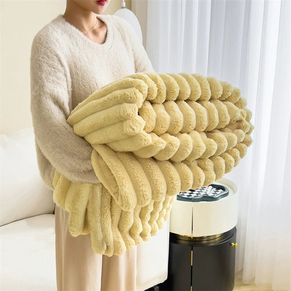 Flauschige Überwurfdecke aus Kunstplüsch, ideal zum Kuscheln auf dem Sofa für Familie & Haustiere.